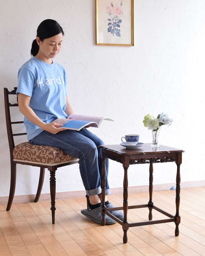 アンティークのテーブル　アンティーク家具　アンティークのオーク材を使った英国家具、透かし彫りが優雅なオケージョナルテーブル 。どんな場所でも便利に使える小さなテーブルそもそも「便利に使える」と言う名前のオケージョナルテーブル。(q-1157-f)