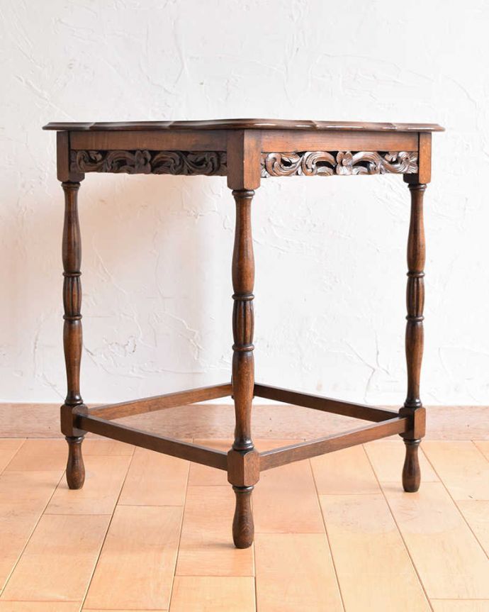アンティークのテーブル　アンティーク家具　アンティークのオーク材を使った英国家具、透かし彫りが優雅なオケージョナルテーブル 。こちら側も、もちろんキレイです！アンティークは新品ではないので、もちろん経年変化によるキズはありますが、専門の職人がキレイにお直しをしているので、後ろ姿までキレイです。(q-1157-f)
