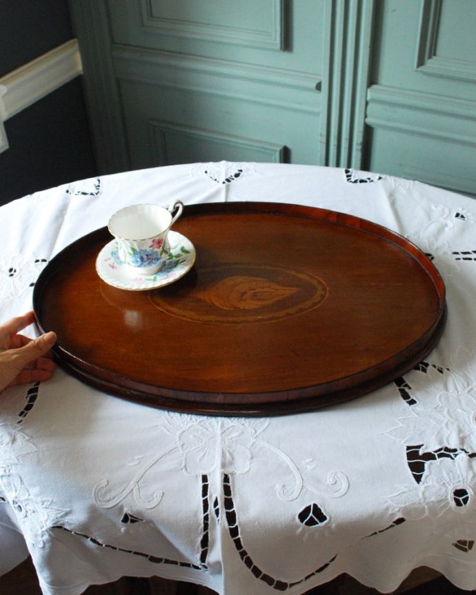 アンティーク 雑貨のガラス小物　アンティーク雑貨　ティートレイ　アンティークらしい独特のデザインアンティークなので多少のキズ・汚れがある場合があります。(q-116-z)