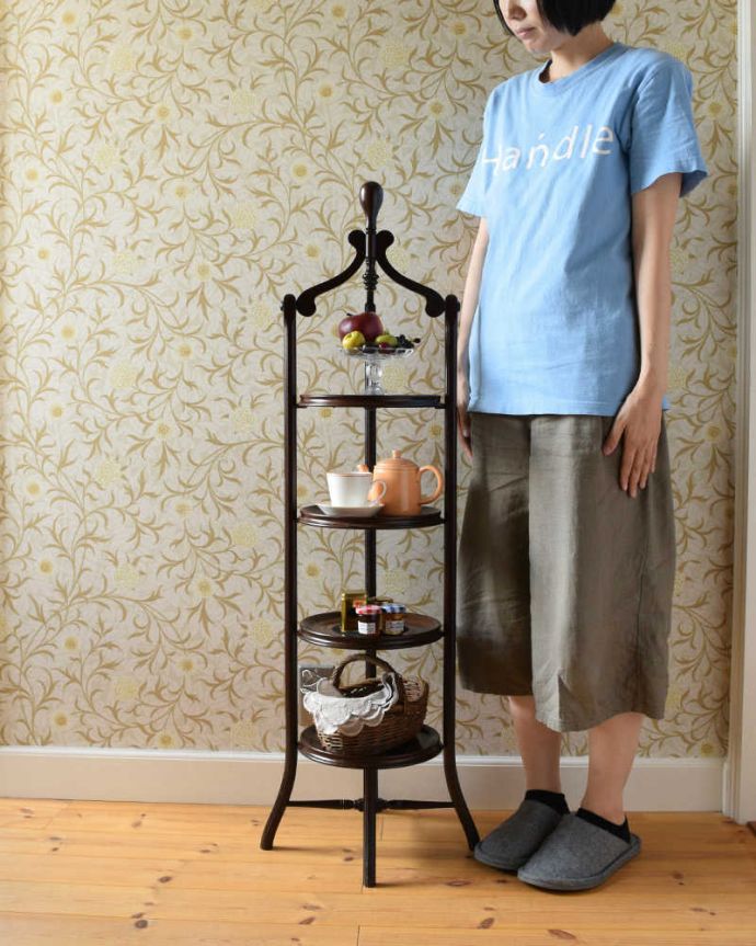 プランツスタンド・ケーキスタンド　アンティーク家具　英国輸入のアフタヌーンティーアイテム、飾りがお洒落なケーキスタンド（テーブル）。英国アフタヌーンティーのために作られた家具19世紀末に屋外でのアフタヌーンティーを楽しむために作られた木製のケーキスタンド。(q-1161-f)