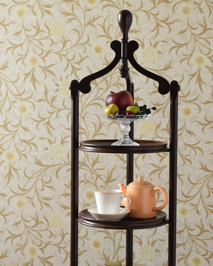 プランツスタンド・ケーキスタンド　アンティーク家具　英国輸入のアフタヌーンティーアイテム、飾りがお洒落なケーキスタンド（テーブル）。自分流の使い方で自由に楽しめますもともとお皿を乗せて運んで使っていた小さなアンティーク家具。(q-1161-f)