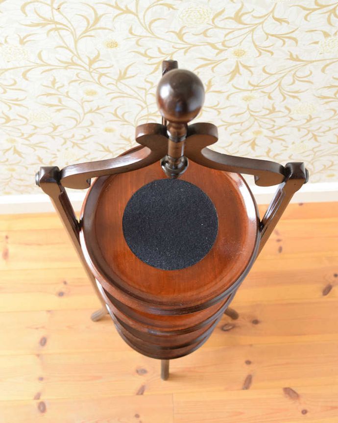 プランツスタンド・ケーキスタンド　アンティーク家具　英国輸入のアフタヌーンティーアイテム、飾りがお洒落なケーキスタンド（テーブル）。上から見るとこんな感じ小さくても、もちろん専門の職人がしっかり修復したのでピッカピカです。(q-1161-f)