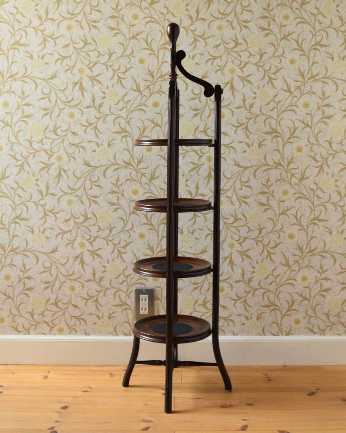 プランツスタンド・ケーキスタンド　アンティーク家具　英国輸入のアフタヌーンティーアイテム、飾りがお洒落なケーキスタンド（テーブル）。横から見るとこんな形アンティークは新品ではないので、経年変化によるキズはありますが、専門の職人がしっかり修復したのでキレイです。(q-1161-f)