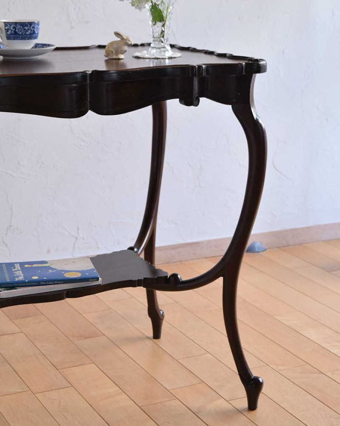 アンティークのテーブル　アンティーク家具　イギリスのアンティーク家具、天板が格別に可愛いオケージョナルテーブル。木目がとっても美しい･･･落ち着いた雰囲気なので、和室でもお使いいただけますよ。(q-1164-f)