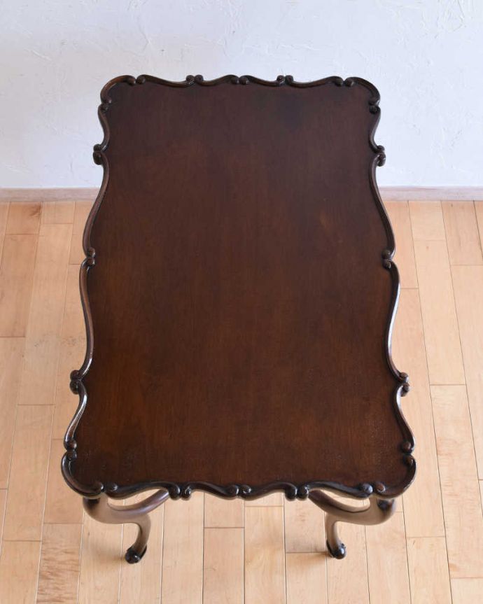 アンティークのテーブル　アンティーク家具　イギリスのアンティーク家具、天板が格別に可愛いオケージョナルテーブル。いろいろ便利に使えます。(q-1164-f)