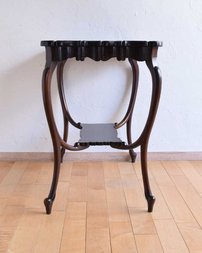 アンティークのテーブル　アンティーク家具　イギリスのアンティーク家具、天板が格別に可愛いオケージョナルテーブル。クルッと回転。(q-1164-f)