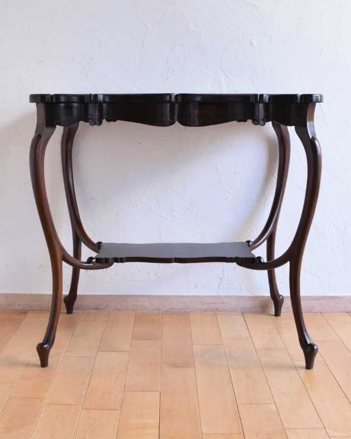 アンティークのテーブル　アンティーク家具　イギリスのアンティーク家具、天板が格別に可愛いオケージョナルテーブル。こちら側も、もちろんキレイです！アンティークは新品ではないので、もちろん経年変化によるキズはありますが、専門の職人がキレイにお直しをしているので、後ろ姿までキレイです。(q-1164-f)