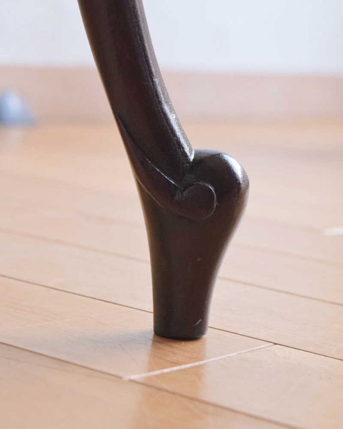 アンティークのテーブル　アンティーク家具　イギリスのアンティーク家具、天板が格別に可愛いオケージョナルテーブル。持ち上げなくても移動できます！Handleのアンティークは、脚の裏にフェルトキーパーをお付けしていますので、床を滑らせてれば移動が簡単です。(q-1164-f)