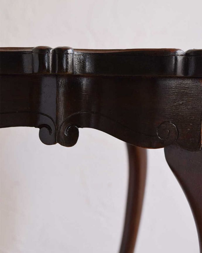 アンティークのテーブル　アンティーク家具　イギリスのアンティーク家具、天板が格別に可愛いオケージョナルテーブル。惚れ惚れしちゃう美しさこんなに堅い無垢材に一体どうやって彫ったんだろう？と不思議になるくらい細かい彫にうっとりです。(q-1164-f)