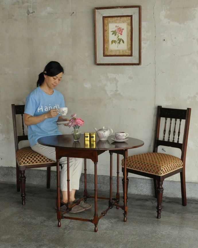 アンティークのテーブル　アンティーク家具　伸張式のアンティーク英国家具、繊細な脚のゲートレッグテーブル。家族や友だちが集まったら、大きく広げて使いましょう！お友達とお茶したり、趣味の時間を過ごしたり、夫婦で食事をしたり･･･大きさを変えていろんな使い方が楽しめます。(q-1165-f)