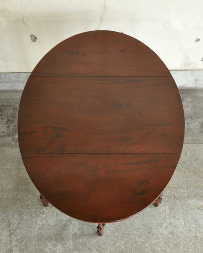 アンティークのテーブル　アンティーク家具　伸張式のアンティーク英国家具、繊細な脚のゲートレッグテーブル。上から見ると、天板には美しすぎる木の模様広げた状態で天板を見てみるとこんな感じ。(q-1165-f)