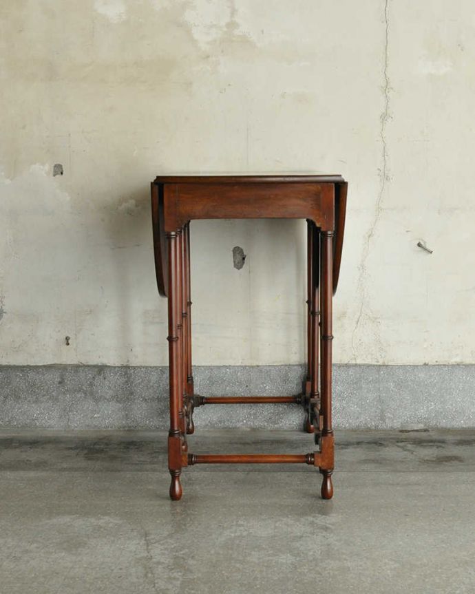 アンティークのテーブル　アンティーク家具　伸張式のアンティーク英国家具、繊細な脚のゲートレッグテーブル。横から見てもステキやっぱり脚のツイストが美しい･･･みんなに自慢したくなる脚線美です。(q-1165-f)