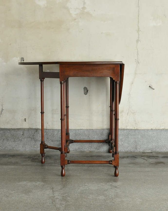 アンティークのテーブル　アンティーク家具　伸張式のアンティーク英国家具、繊細な脚のゲートレッグテーブル。片方だけ開いても･･･普段は折り曲げておいてパソコンをする時は広げて使ったり…。(q-1165-f)