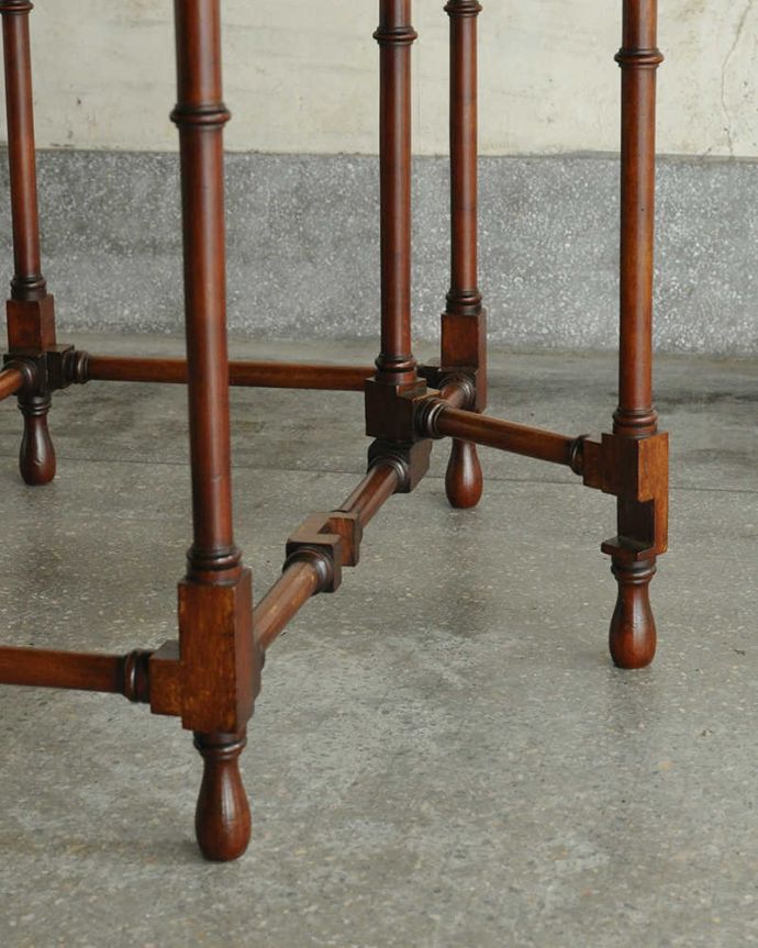 アンティークのテーブル　アンティーク家具　伸張式のアンティーク英国家具、繊細な脚のゲートレッグテーブル。持ち上げなくても移動できます！Handleのアンティークは、脚の裏にフェルトキーパーをお付けしていますので、持ち上げなくても床を滑らせて移動させることが出来ます。(q-1165-f)