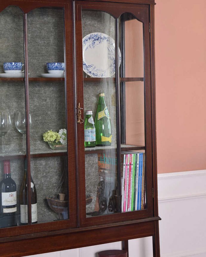 アンティークのキャビネット アンティーク家具 アンティークの英国インテリア、美しい脚のマホガニー材ガラスキャビネット(飾り棚)。ガラス越しに中をのぞいてみると・・・中に入れたものが、なんだかちょっと高級に見えちゃうんです。(q-1167-f)