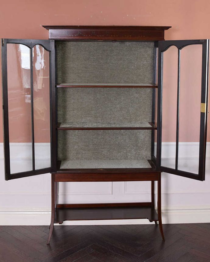 アンティークのキャビネット アンティーク家具 アンティークの英国インテリア、美しい脚のマホガニー材ガラスキャビネット(飾り棚)。扉を開けてみると・・・棚板と背板に貼ってあるクロスは修復の時、新しいものに張り替えました。(q-1167-f)