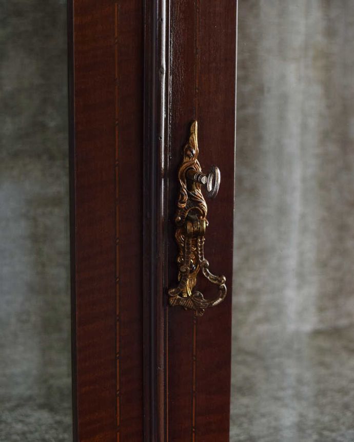 アンティークのキャビネット アンティーク家具 アンティークの英国インテリア、美しい脚のマホガニー材ガラスキャビネット(飾り棚)。開ける度にワクワク取っ手もアンティークらしいデザイン。(q-1167-f)