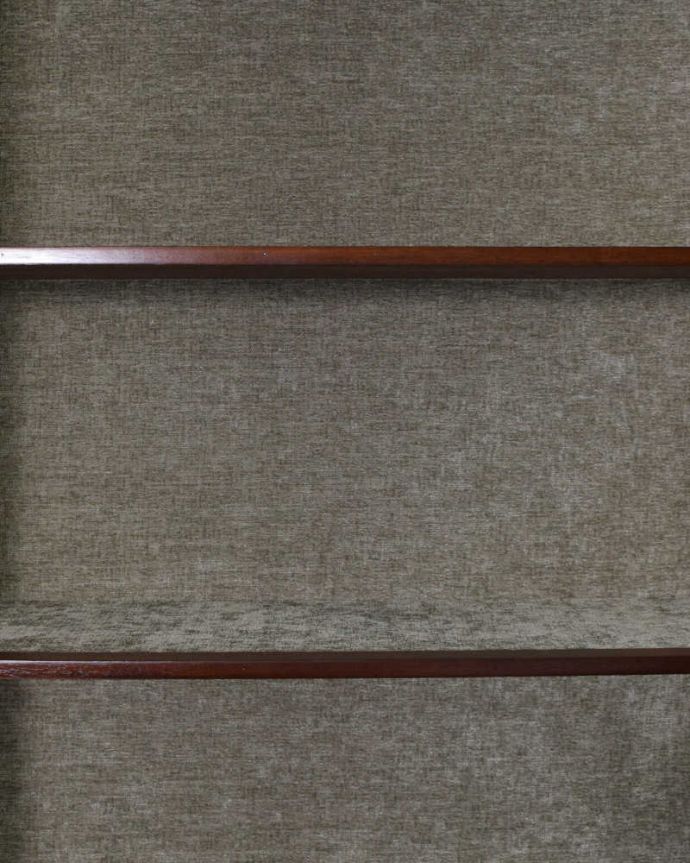 アンティークのキャビネット アンティーク家具 アンティークの英国インテリア、美しい脚のマホガニー材ガラスキャビネット(飾り棚)。新しく貼り替えました背板の生地は新しいものに貼り替えてあります。(q-1167-f)