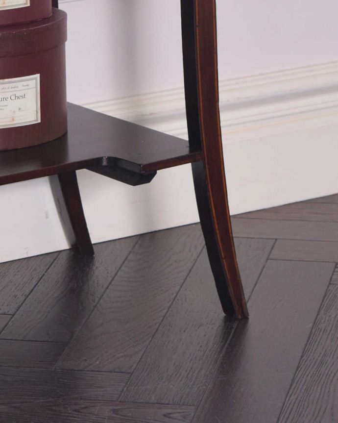 アンティークのキャビネット アンティーク家具 アンティークの英国インテリア、美しい脚のマホガニー材ガラスキャビネット(飾り棚)。女性1人でラクラク運べちゃうんですHandleのアンティークは、脚の裏にフェルトキーパーをお付けしています。(q-1167-f)