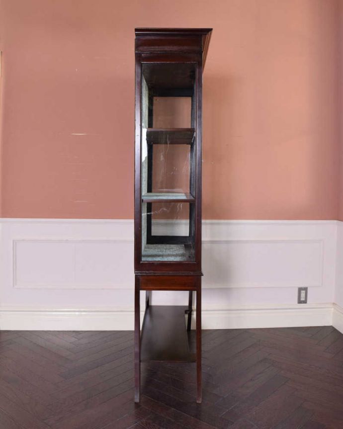 アンティークのキャビネット アンティーク家具 アンティークの英国インテリア、美しい脚のマホガニー材ガラスキャビネット(飾り棚)。横から見ても素敵なんですガラスキャビネットはどこから見ても美しい!いろんな角度から中を見て楽んで下さい。(q-1167-f)