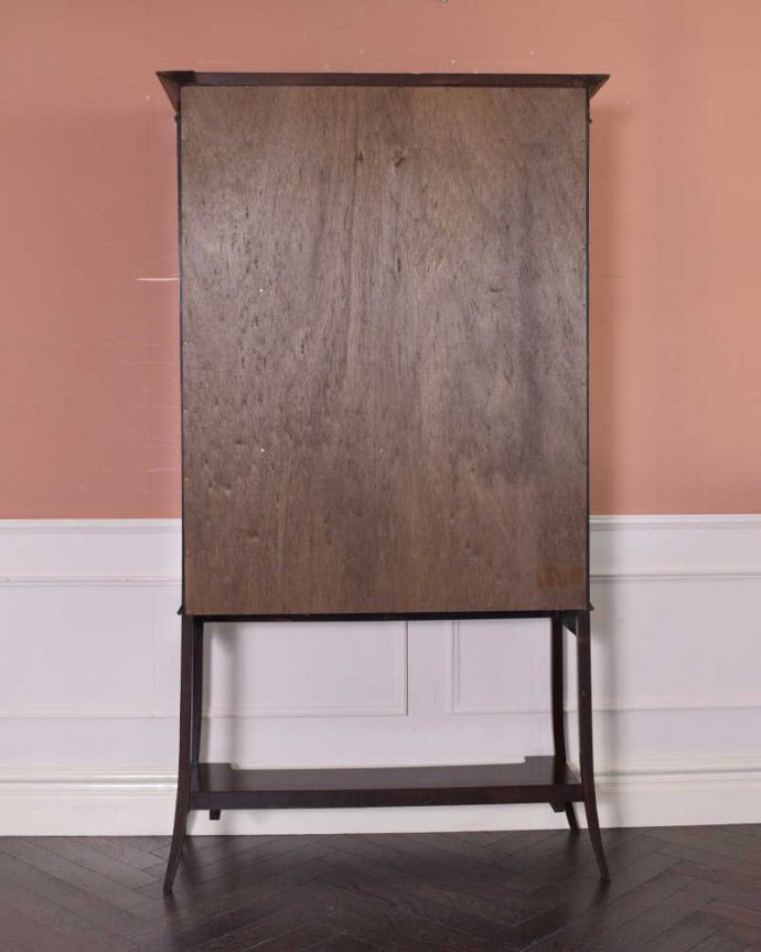 アンティークのキャビネット アンティーク家具 アンティークの英国インテリア、美しい脚のマホガニー材ガラスキャビネット(飾り棚)。キレイに修復しました!アンティークは新品ではないので、経年変化によるキズはありますが、専門の職人がキレイにお直しをしているので、後姿までキレイです。(q-1167-f)