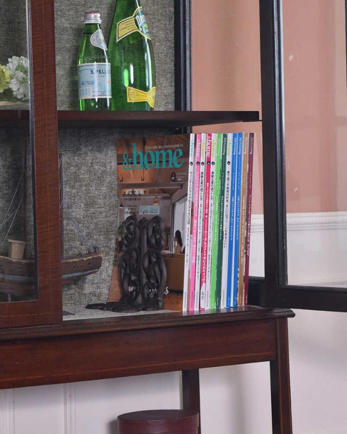 アンティークのキャビネット アンティーク家具 アンティークの英国インテリア、美しい脚のマホガニー材ガラスキャビネット(飾り棚)。扉の中は収納たっぷりA4サイズの雑誌までしっかり収納出来ちゃう大きさ。(q-1167-f)