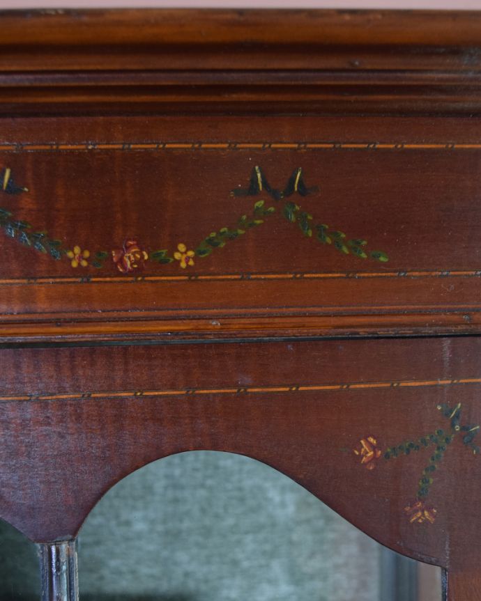 アンティークのキャビネット アンティーク家具 アンティークの英国インテリア、美しい脚のマホガニー材ガラスキャビネット(飾り棚)。描かれた装飾の美しさにうっとり・・・作った職人さんはもちろん、修復してくれたうちの職人さんのおかげで模様がさらに美しく見えるようになりました。(q-1167-f)