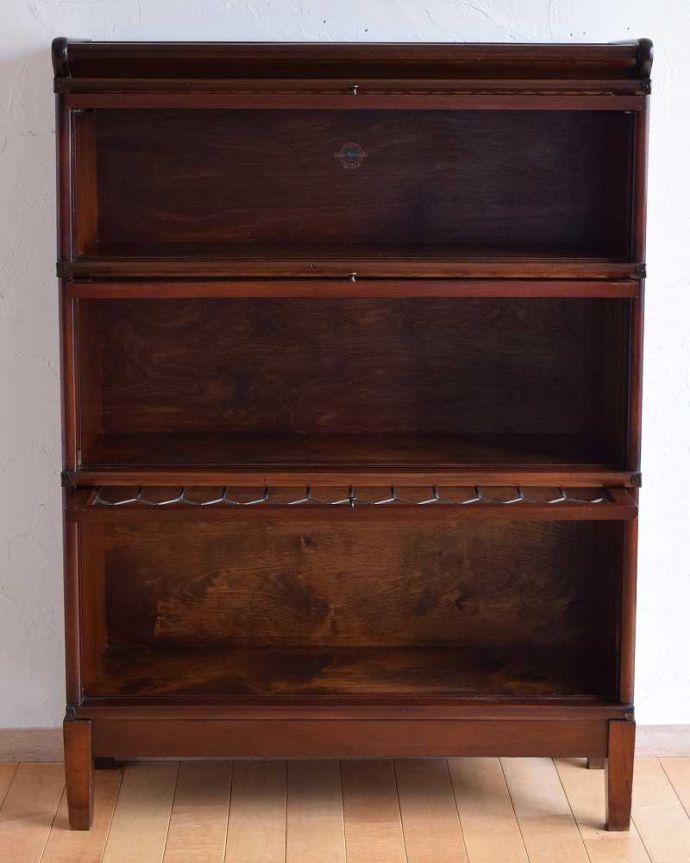 アンティークのキャビネット　アンティーク家具　グローブ・ヴェルニッケ社のアンティーク家具、英国輸入のスタッキングブックケース（本棚）。扉を開けると、中はこんな感じです職人さんがキレイに修復して仕上げました。(q-1174-f)