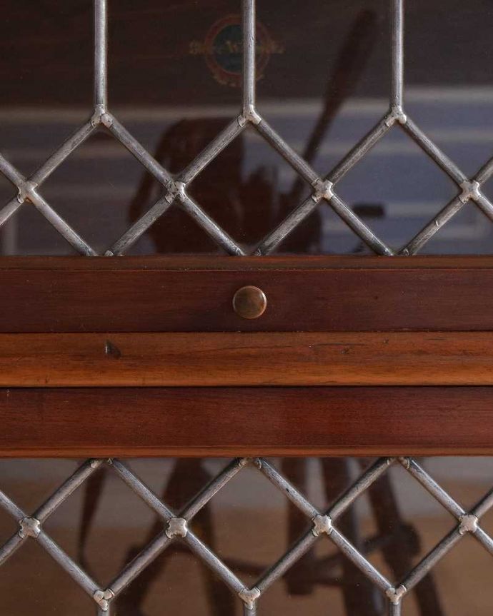 アンティークのキャビネット　アンティーク家具　グローブ・ヴェルニッケ社のアンティーク家具、英国輸入のスタッキングブックケース（本棚）。開ける度にワクワク･･･可愛らしい取っ手がちょこんとついています。(q-1174-f)