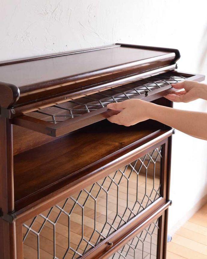 アンティークのキャビネット　アンティーク家具　グローブ・ヴェルニッケ社のアンティーク家具、英国輸入のスタッキングブックケース（本棚）。スライドさせて開く扉が特徴。(q-1174-f)