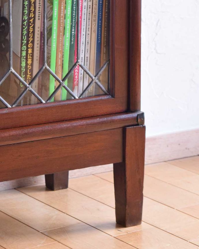 アンティークのキャビネット　アンティーク家具　グローブ・ヴェルニッケ社のアンティーク家具、英国輸入のスタッキングブックケース（本棚）。女性１人でもラクに運べちゃうヒミツHandleのアンティークは、脚の裏にフェルトキーパーをお付けしているので、床を滑らせれば女性でも移動がカンタンに出来ます！ご安心下さい。(q-1174-f)