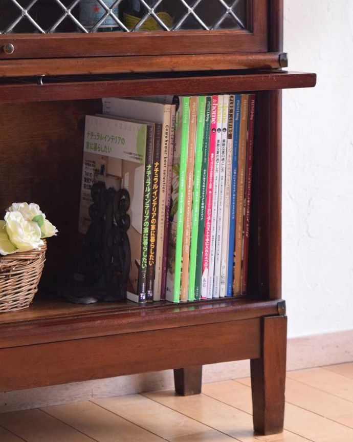 アンティークのキャビネット　アンティーク家具　グローブ・ヴェルニッケ社のアンティーク家具、英国輸入のスタッキングブックケース（本棚）。一番下の段には、A4サイズの雑誌やファイルがラクラク収納できるのでとっても便利ですよ。(q-1174-f)