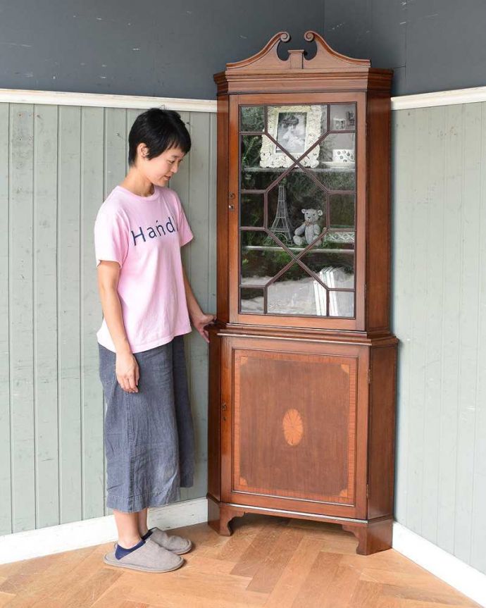 英国アンティークのガラスキャビネット