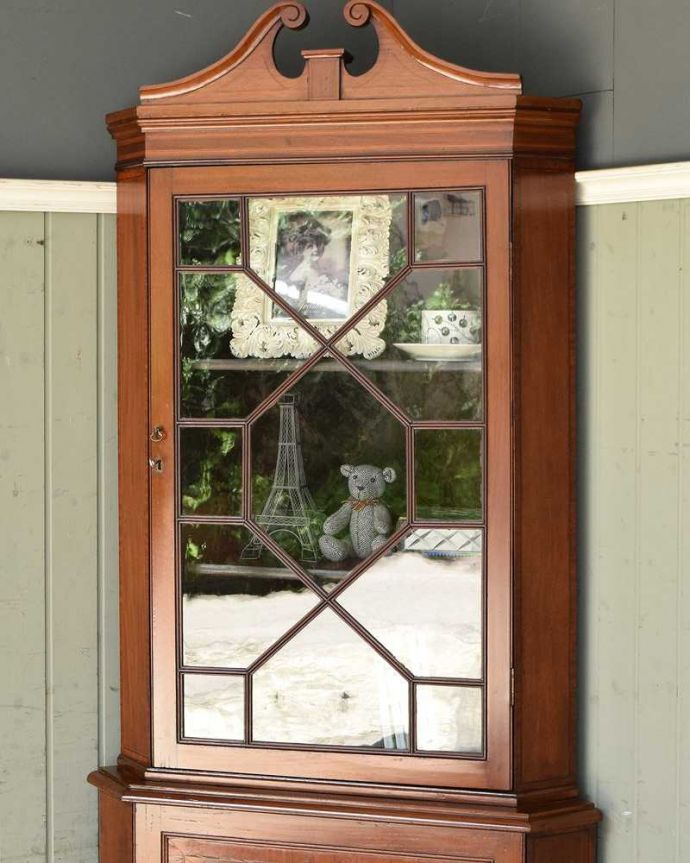 アンティークのキャビネット　アンティーク家具　美しい象嵌とシノワズリ、英国アンティーク家具、マホガニー材のコーナーカップボード。いろんなものを飾って、角にピタッと収まります。(q-1178-f)