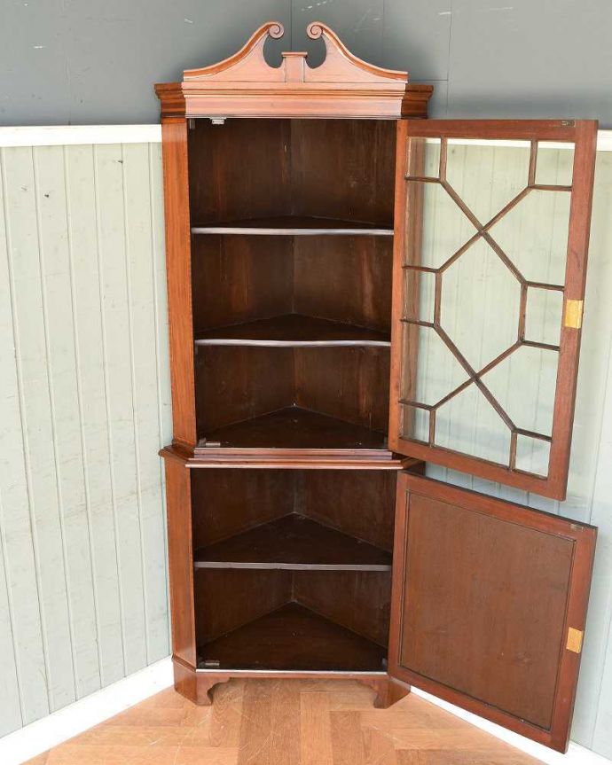 ガラスキャビネットの扉の中