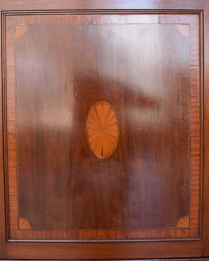 英国アンティーク家具らしい装飾