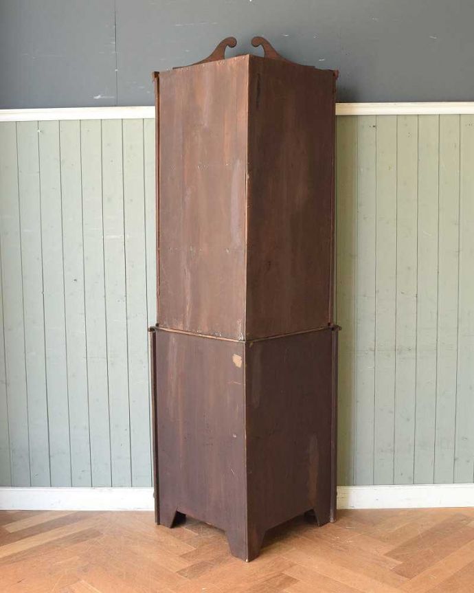 キャビネットの後ろ姿