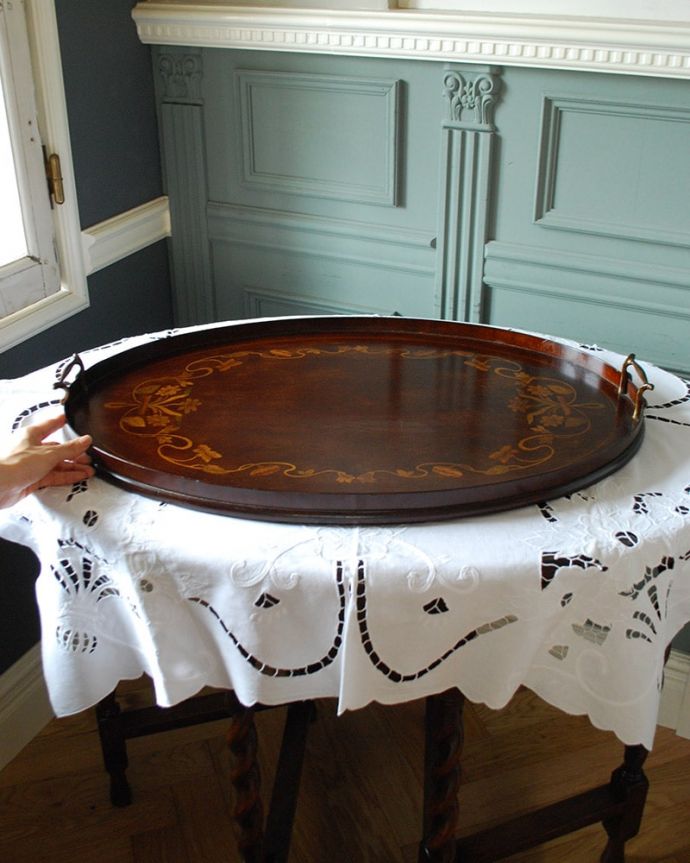 アンティーク 雑貨のガラス小物　アンティーク雑貨　ティートレイ　アンティークらしい独特のデザインアンティークなので多少のキズ・汚れがある場合があります。(q-118-z)