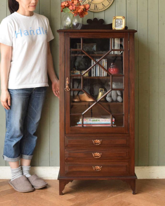 アンティークのキャビネット　アンティーク家具　シノワズリデザインのアンティーク家具、マホガニー材のミュージックキャビネット。オリエンタルな大人の雰囲気漂うシノワズリシルクロードからヨーロッパに伝わったデザインのキャビネットは、置くだけでワンランク上の洗練されたお部屋を演出してくれます。(q-1187-f)