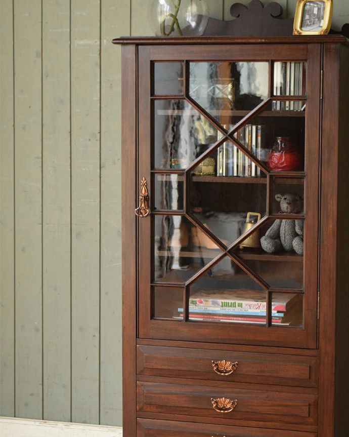 アンティークのキャビネット　アンティーク家具　シノワズリデザインのアンティーク家具、マホガニー材のミュージックキャビネット。直線で描かれたガラス面の美しさにうっとり･･･ヨーロッパの人たちが憧れた東洋の美しさに西洋デザインが混じりあってできたシノワズリデザイン。(q-1187-f)