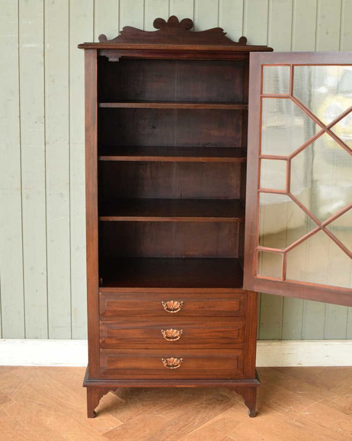 アンティークのキャビネット　アンティーク家具　シノワズリデザインのアンティーク家具、マホガニー材のミュージックキャビネット。扉の中はこんな感じ。(q-1187-f)