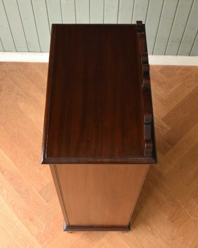 アンティークのキャビネット　アンティーク家具　シノワズリデザインのアンティーク家具、マホガニー材のミュージックキャビネット。天板もキレイに仕上げました。(q-1187-f)