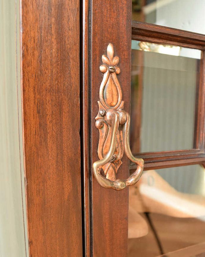 アンティークのキャビネット　アンティーク家具　シノワズリデザインのアンティーク家具、マホガニー材のミュージックキャビネット。開ける度にワクワク･･･取っ手もアンティークらしいデザイン。(q-1187-f)