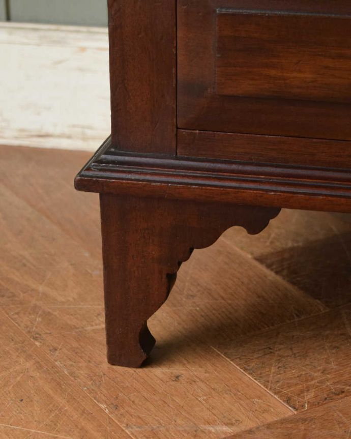 アンティークのキャビネット　アンティーク家具　シノワズリデザインのアンティーク家具、マホガニー材のミュージックキャビネット。女性１人でラクラク運べちゃうんですHandleのアンティークは、脚の裏にフェルトキーパーをお付けしています。(q-1187-f)