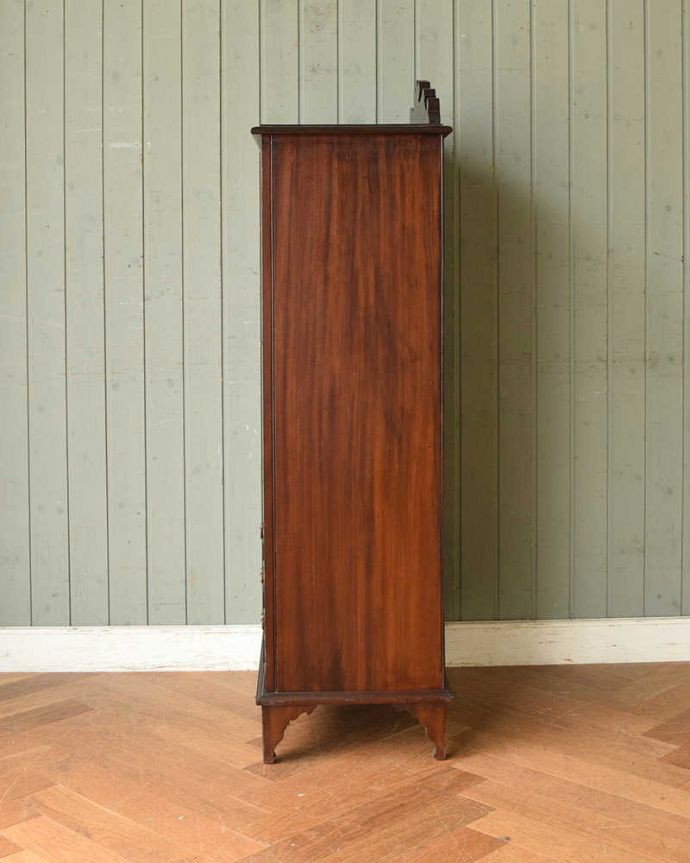 アンティークのキャビネット　アンティーク家具　シノワズリデザインのアンティーク家具、マホガニー材のミュージックキャビネット。横から見ても素敵なんですもちろん、横から見てもキレイに仕上がっているので、いろんな場所に置いて使って下さい。(q-1187-f)