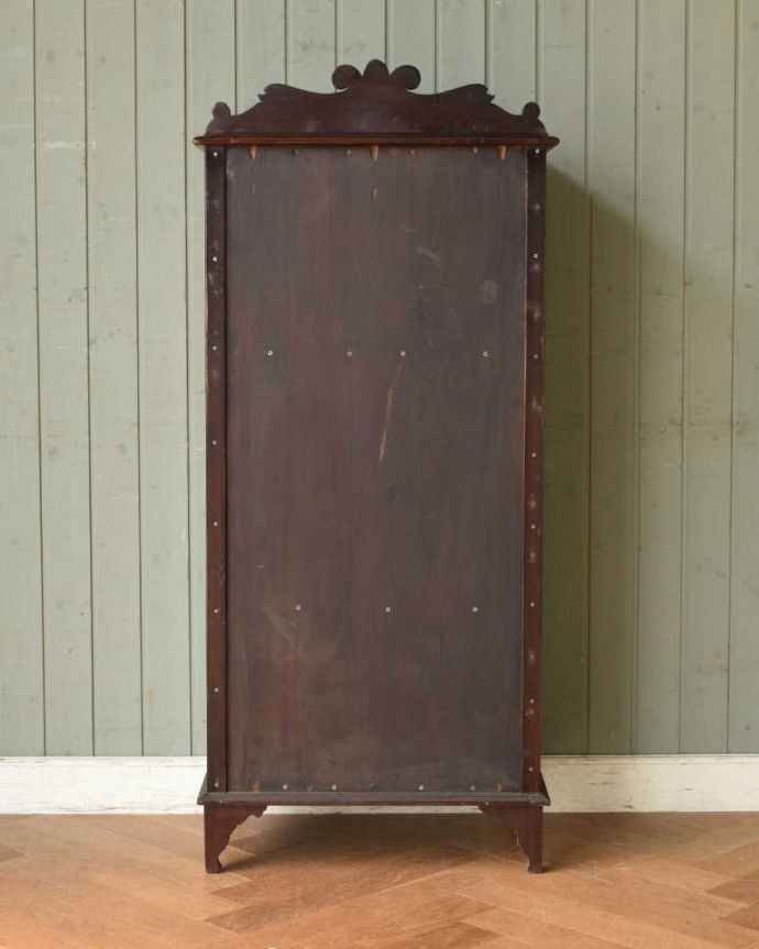 アンティークのキャビネット　アンティーク家具　シノワズリデザインのアンティーク家具、マホガニー材のミュージックキャビネット。キレイに修復しました！アンティークは新品ではないので、経年変化によるキズはありますが、専門の職人がキレイにお直しをしているので、後姿までキレイです。(q-1187-f)