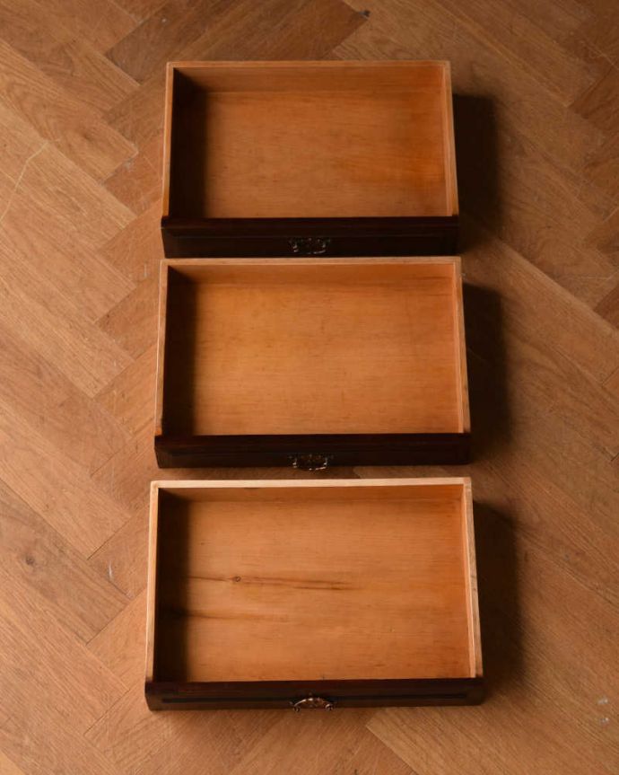 アンティークのキャビネット　アンティーク家具　シノワズリデザインのアンティーク家具、マホガニー材のミュージックキャビネット。もちろん、引き出しもキレイです！引き出しの中も専門の職人が修復したのでキレイです。(q-1187-f)