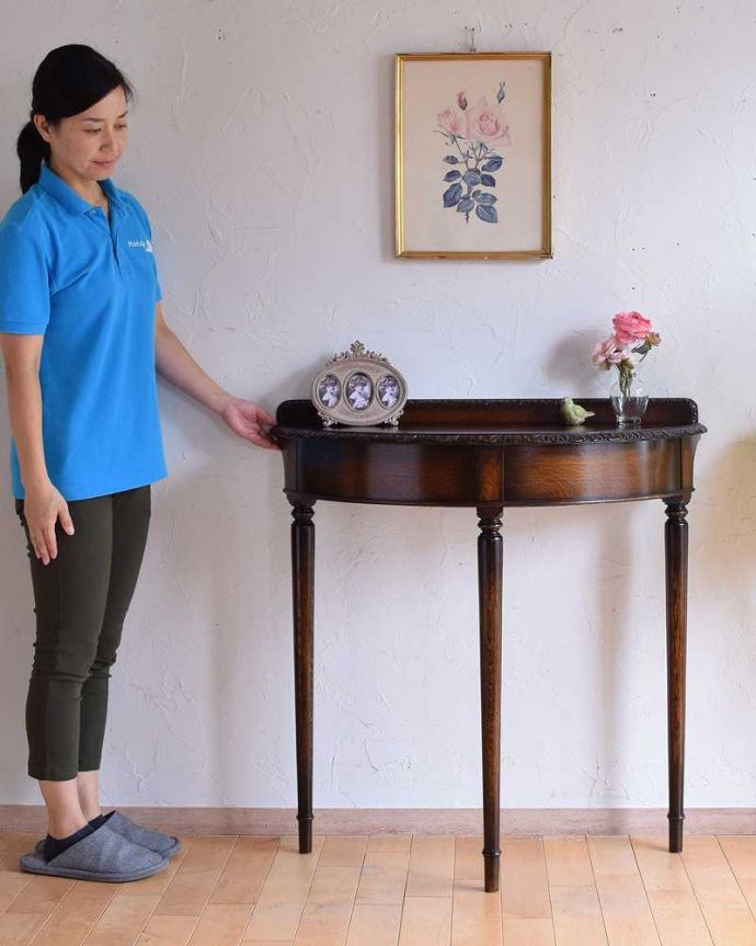 アンティークのテーブル アンティーク家具 華奢な脚が美しい英国アンティーク家具、ハーフムーンのコンソールテーブル。壁にピタッ!あっという間に出来る「魅せる場所」玄関や廊下、リビングなどどこでもいいので壁に置いてみましょう。(q-1189-f)