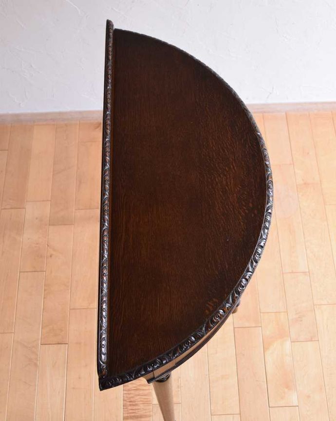 アンティークのテーブル アンティーク家具 華奢な脚が美しい英国アンティーク家具、ハーフムーンのコンソールテーブル。半月型(ハーフムーン)で作れる魅せる場所何でもいいので、飾ってみましょう!あっという間に素敵に魅せてくれるコーナーを作ってくれるので、お家に帰るのがなんだかワクワクしますよ〜。(q-1189-f)