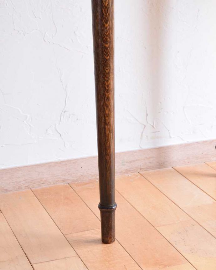 アンティークのテーブル アンティーク家具 華奢な脚が美しい英国アンティーク家具、ハーフムーンのコンソールテーブル。持ち上げなくても移動できます!Handleのアンティークは、脚の裏にフェルトキーパーをお付けしていますので、床を滑らせて女性1人でも移動が簡単です。(q-1189-f)